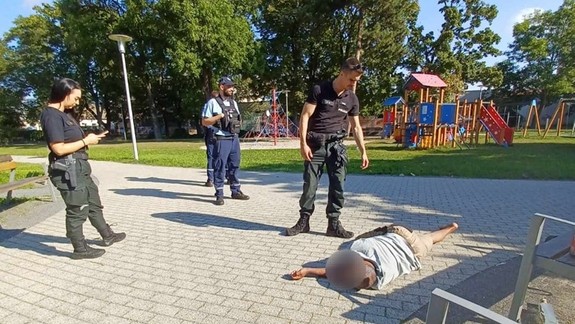 Policajti ratovali na detskom ihrisku muža, ktorý bezvládne ležal na zemi