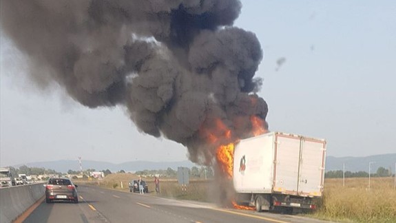 FOTO: Na diaľnici D1 horelo auto