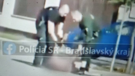 Obyvateľ Senca zápasil s policajnou hliadkou len v cisárových nových šatách