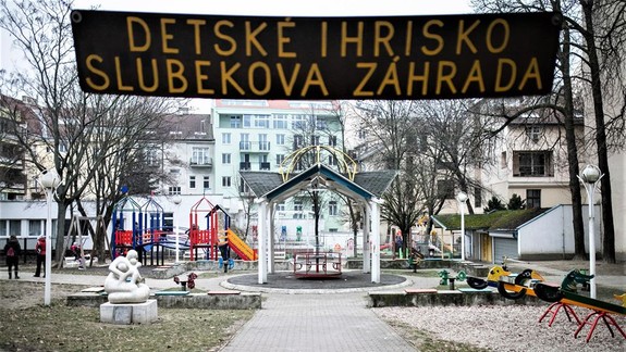 FOTO: V Slubekovej záhrade sa konečne podarilo opraviť pokazený detský kolotoč