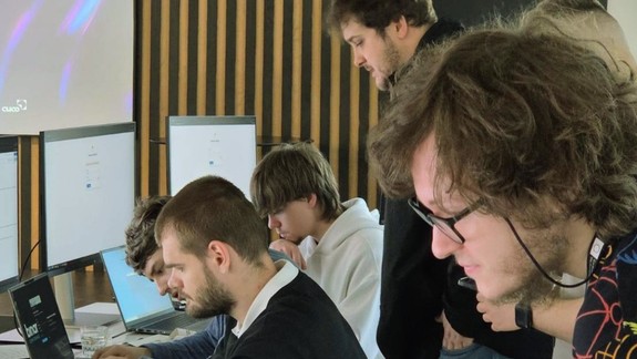 Študenti cez víkend v Bratislave súťažili v simuláciách kybernetických útokov