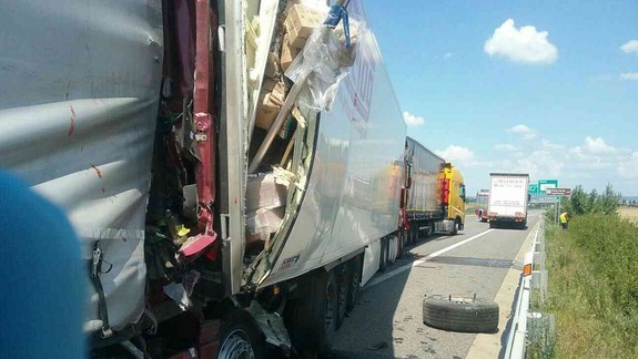 FOTO: Hrozná nehoda troch kamiónov. Vodiča doslova zlisovalo v kabíne, diaľnicu museli uzavrieť