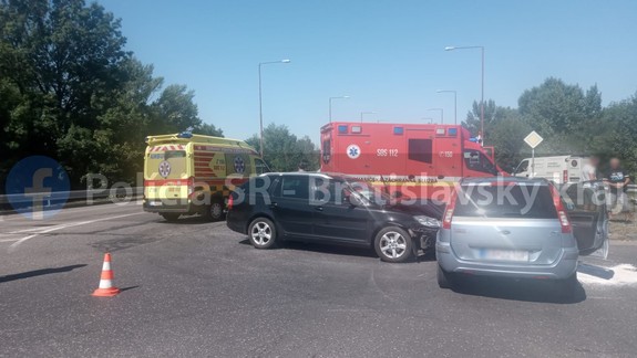 Zrážka dvoch áut v Petržalke: Jedného z vodičov museli previezť do nemocnice