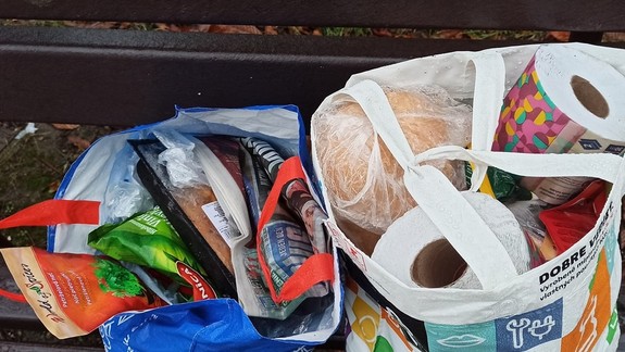 FOTO: Na lavičke v Rači niekto nechal kompletný nákup - išlo o zábudlivosť alebo dobrý čin?