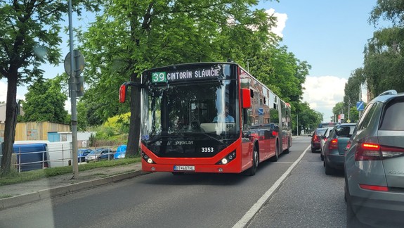 Niektoré linky MHD v pondelok premávajú v upravenom režime