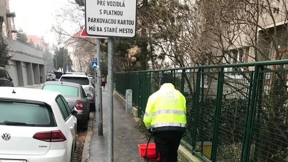 FOTO: V Starom Meste sa na chodníkoch tiež šmýka - kam to treba nahlásiť?