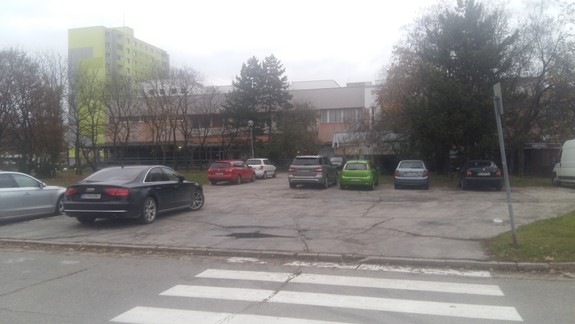 Na niektoré parkovacie miesta sa dalo dostať len cez chodník - zmení sa to po novele zákona?