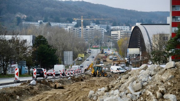 Rozširovanie Harmincovej na štvorprúdovku je v plnom (štvor)prúde