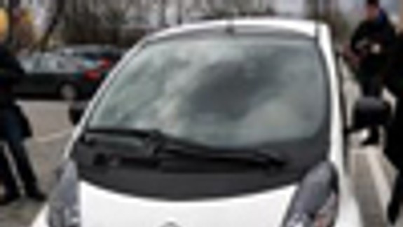 V Petržalke pokrstili čistou vodou prvý elektromobil