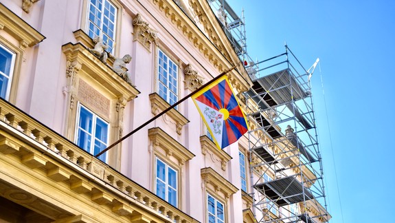FOTO: Na Primaciálnom paláci aj na iných budovách zaviali dnes tibetské vlajky - viete prečo?
