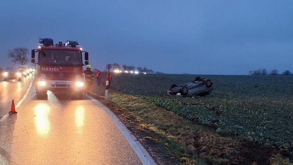 Nehoda: Za obcou Viničné sa prevrátilo osobné auto na strechu
