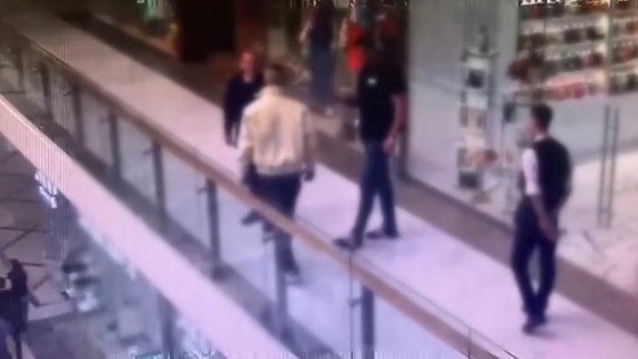 Agresívny muž v nákupnom centre: Napádal predavačku i pracovníka SBS