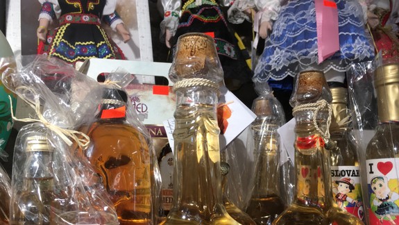 ANKETA: V predajni suvenírov na Bratislavskom hrade ponúkajú turistom aj fľašku v tvare mužských genitálií - je to podľa vás vhodné?