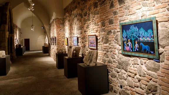 Páči sa vám insitné maliarstvo z Kovačice? Na hrade otvorili výstavu Modré noci Jána Kňazovica