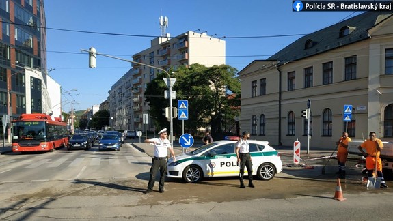 Legionárska ulica v smere od Krížnej po Račianske mýto je uzatvorená - prasklo na nej potrubie!