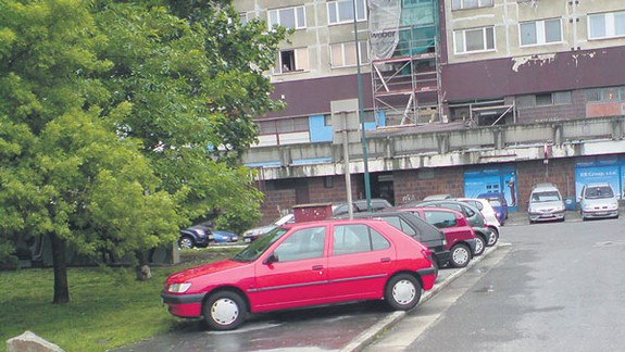 Petržalské chodníky sú parkoviskami, mestská polícia však tvrdí, že to rieši