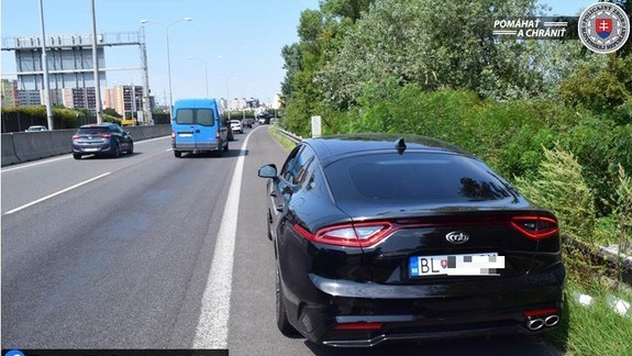 Neuveriteľná drzosť: Nadrogovaný sadol za volant, zapol majáky a predbehol policajtov!