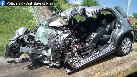 Smrteľná nehoda: Vodič v plnej rýchlosti narazil do betónového piliera