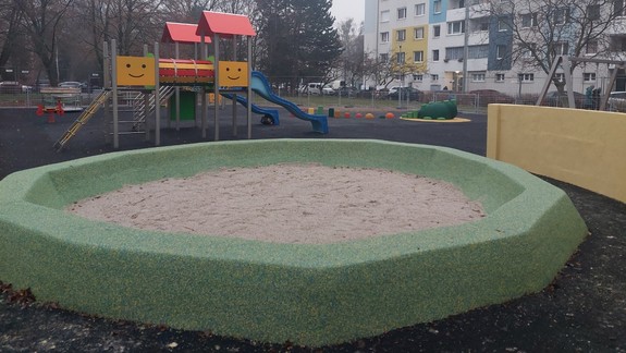 Petržalka pracuje na obnove detských ihrísk, na Haanovej pribudlo osem nových herných prvkov