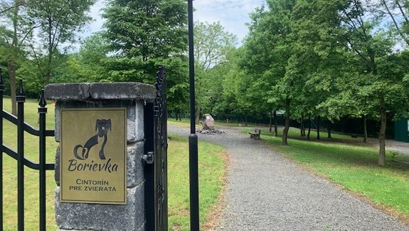 Na zvieracom cintoríne v Dúbravke už pribúdajú desiatky hrobov. Pôsobia veselšie ako tie ľudské