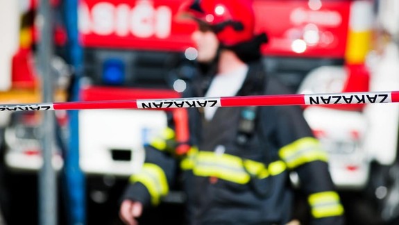 Pri nehode dvoch áut vo Vajnoroch zostalo jedno prevrátené na streche