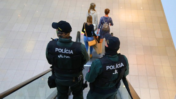 Polícia bude kontrolovať dodržiavanie opatrení i zákazu vychádzania - čo musíte mať so sebou, ak pôjdete von?