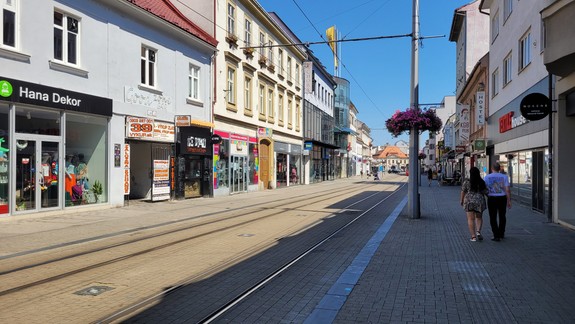 Poznáte ženu na fotkách? Policajti s ňou potrebujú hovoriť o krádeži na Obchodnej