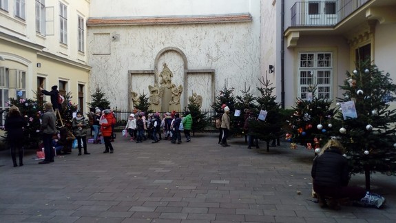 V centre mesta už vyrástol Vianočný les, tešiť sa môžete aj na Ľadové kráľovstvo