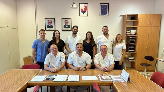 Operácia nádoru sánky: Lekári z UNB predstavili významný míľnik v slovenskej maxiofaciálnej chirurgii