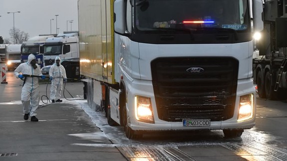 Slintačka a krívačka: Na hraničných priechodoch s Maďarskom platia mimoriadne opatrenia