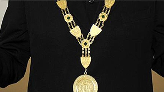 Poslanci rozhodujú o plate starostu