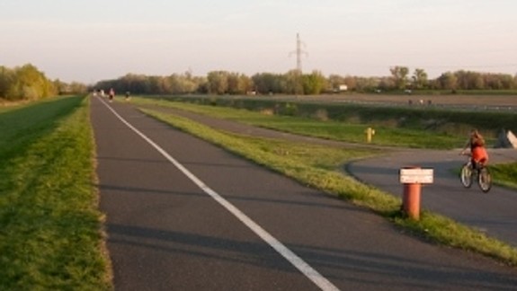 Na dunajskej hrádzi chýbajú smetné koše