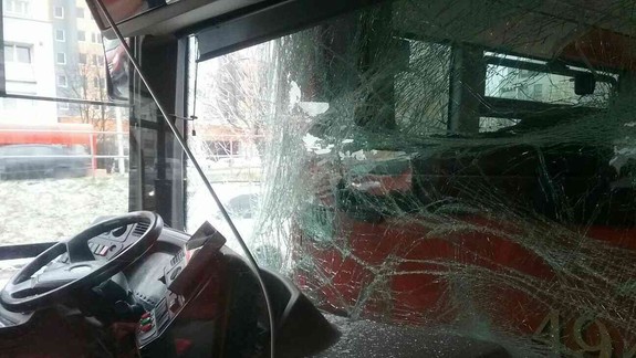 FOTO Nehoda: Pred Ekonomickou univerzitou sa zrazili dva autobusy MHD