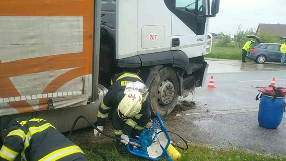 FOTO: Z nádrže kamióna v Chorvátskom Grobe uniká nafta - na mieste zasahujú hasiči