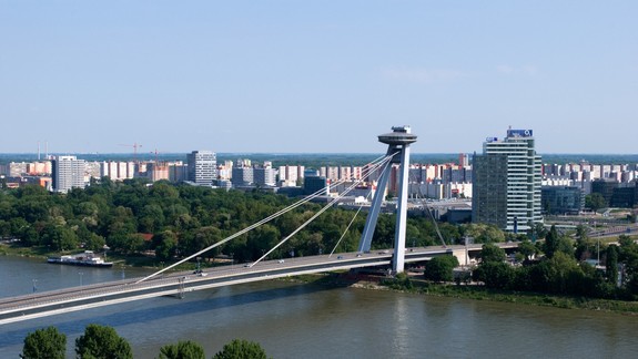 Žena chcela spáchať samovraždu skokom z Mosta SNP - policajti ju ratovali