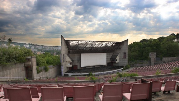 FOTO a VIDEO: Z bratislavského amfiteátra je dnes hustý les – zostali naň už len tieto spomienky...