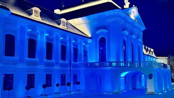 Prezidentský palác nasvietia večer namodro