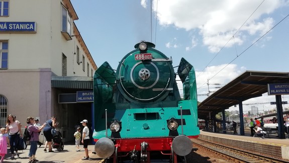 FOTO a VIDEO: Na Hlavnú stanicu dorazil Prezidentský vlak aj s vozňom vyrobeným pre T. G. Masaryka