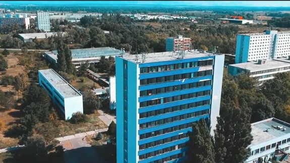 VIDEO a FOTO: Vďaka originálnej sérií koláží sa podarilo oživiť minulosť opustenej školy Na pántoch