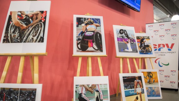 V klientskom centre otvorili výstavu diel hendikepovaných umelcov