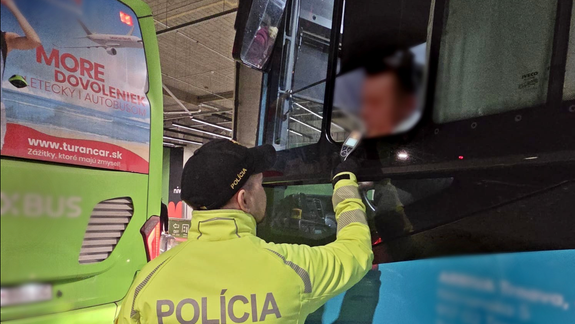 Bratislavskí dopravní policajti počas kontrol autobusov a nákladných áut odhalili viaceré priestupky