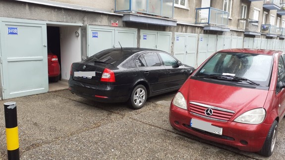 Rozhorčený Bratislavčan: Pre garážou mi bežne parkujú autá a polícia je bezmocná. Je to normálne?