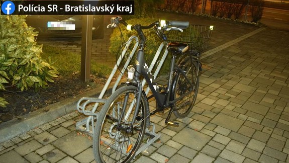 Nehoda: Cyklista sa na chodníku zrazil s cyklistkou a ušiel