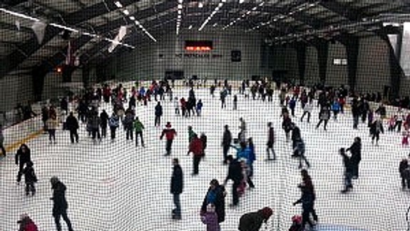 Cez sviatky sa na štadióne v Petržalke korčuľuje zadarmo