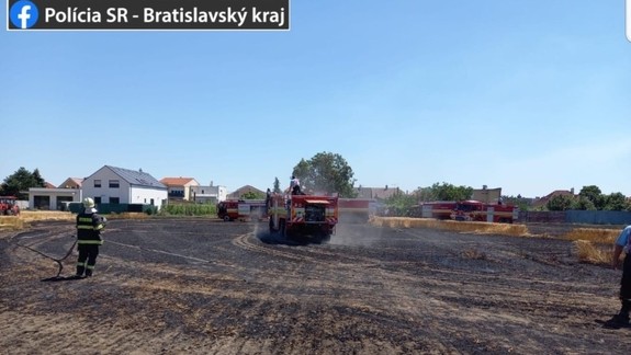 Hasiči vyrazili k požiaru poľa vo Vajnoroch