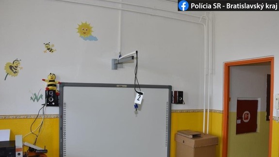 FOTO: Zlodeji ukradli zo škôlky v Karlovej Vsi deťom projektory v hodnote viac než 2-tisíc eur