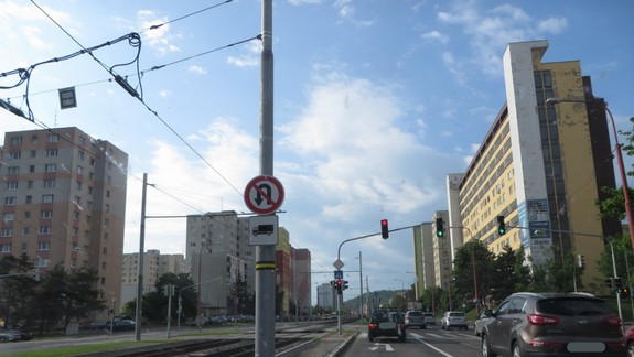 Po Dúbravke sa pohybuje pani v župane. Rodina prosí, nekupujte jej jedlo