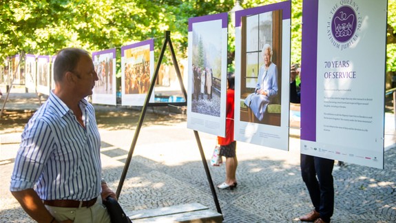 Na Hviezdoslavovom námestí otvorili výstavu fotografií kráľovnej Alžbety II.