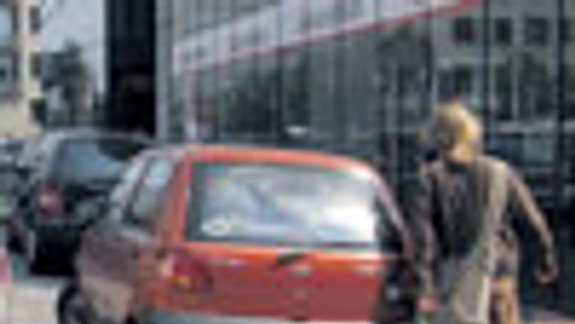 Na chodníku na Kollárovom námestí parkujú autá