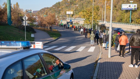 FOTO a VIDEO: V Mlynskej doline na pretestovanie čaká 200 až 300 ľudí - od rána je tu dlhý rad